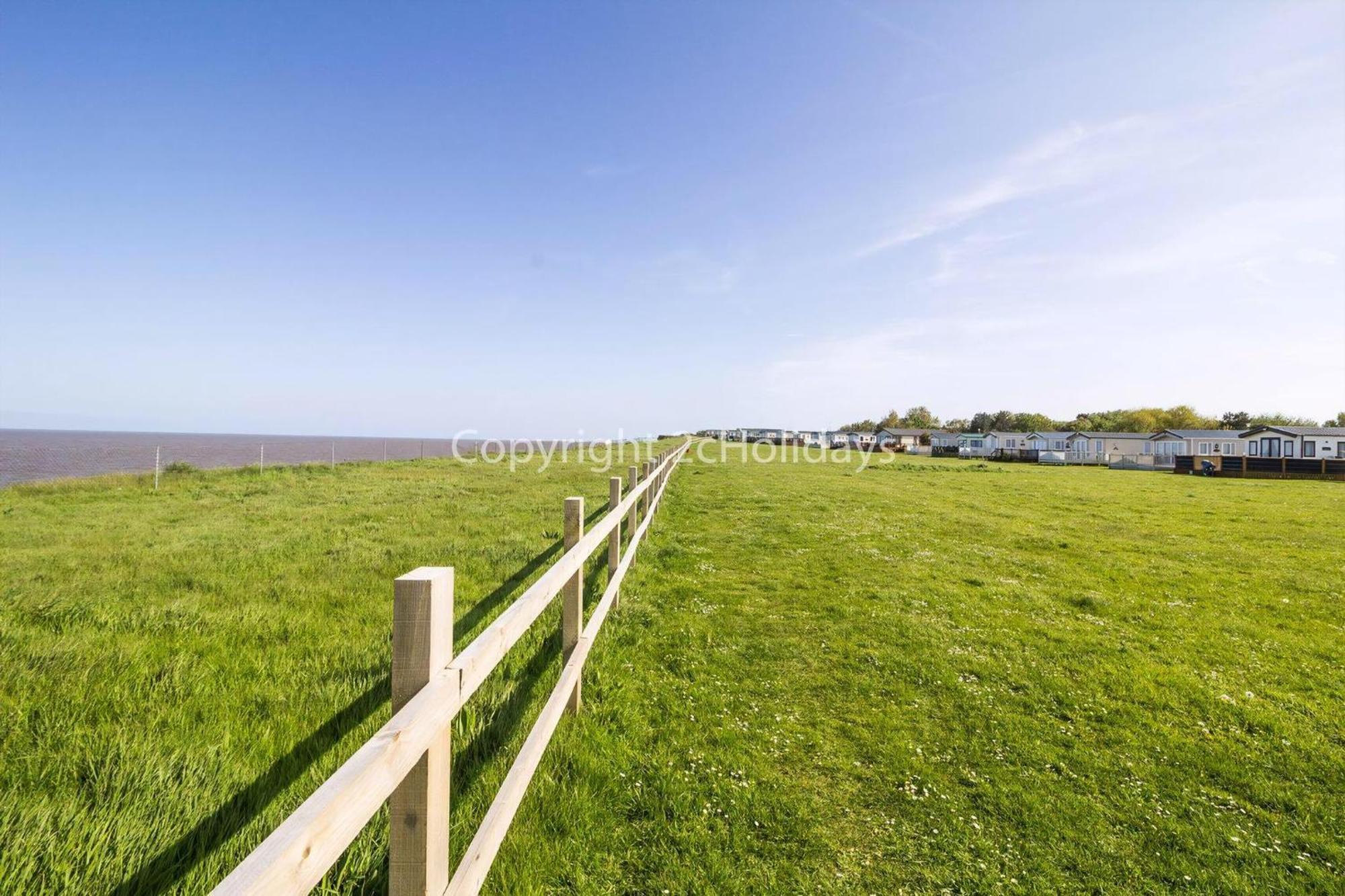 Lovely Caravan With Decking And Outside Furniture At Broadland Sands Ref 20113Bs Hopton on Sea エクステリア 写真