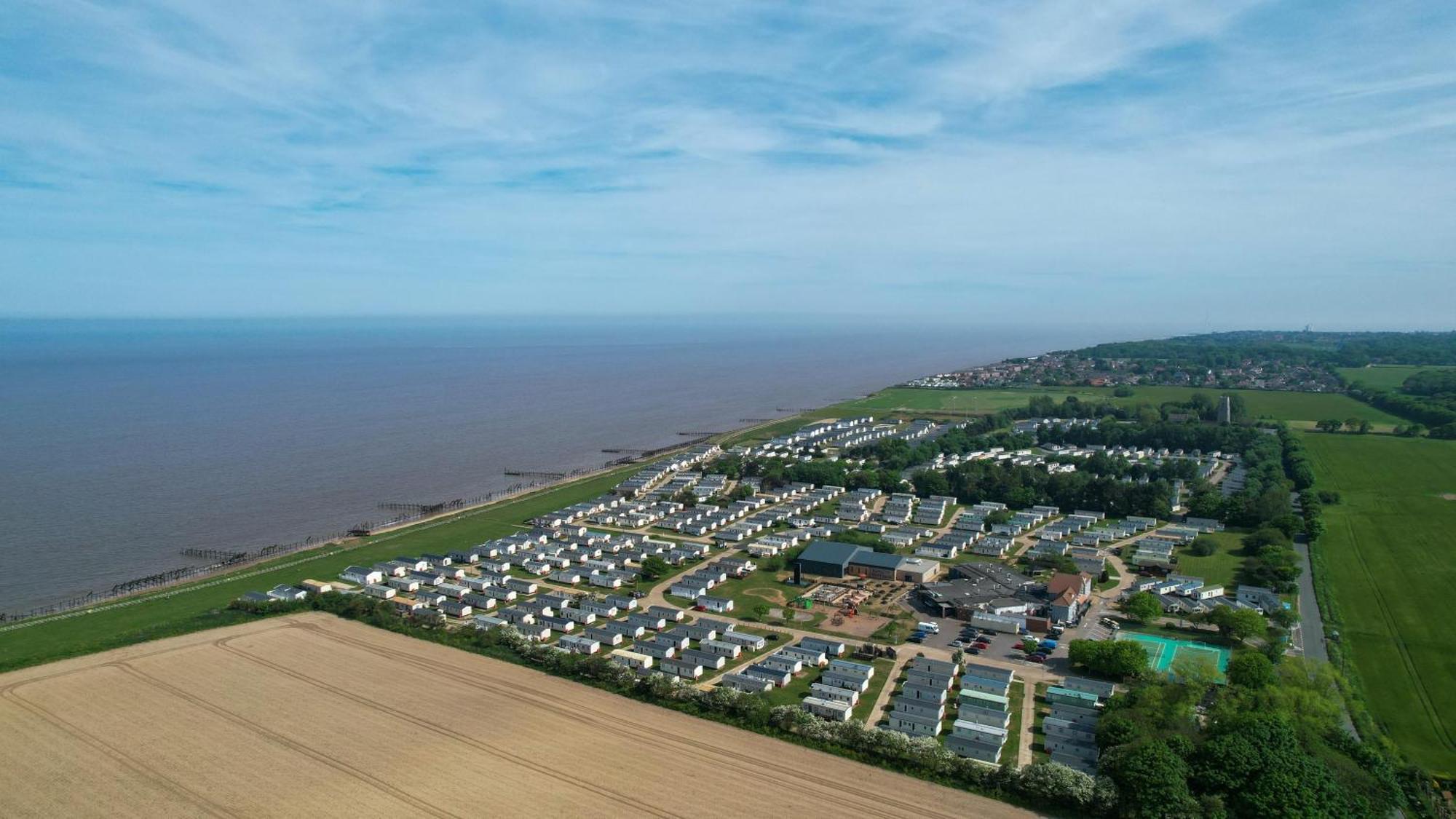 Lovely Caravan With Decking And Outside Furniture At Broadland Sands Ref 20113Bs Hopton on Sea エクステリア 写真