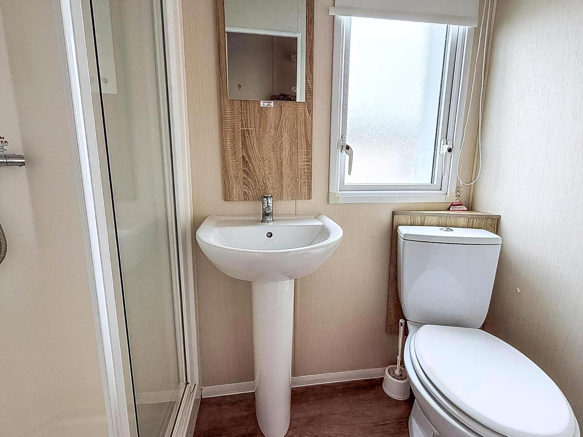 Lovely Caravan With Decking And Outside Furniture At Broadland Sands Ref 20113Bs Hopton on Sea エクステリア 写真