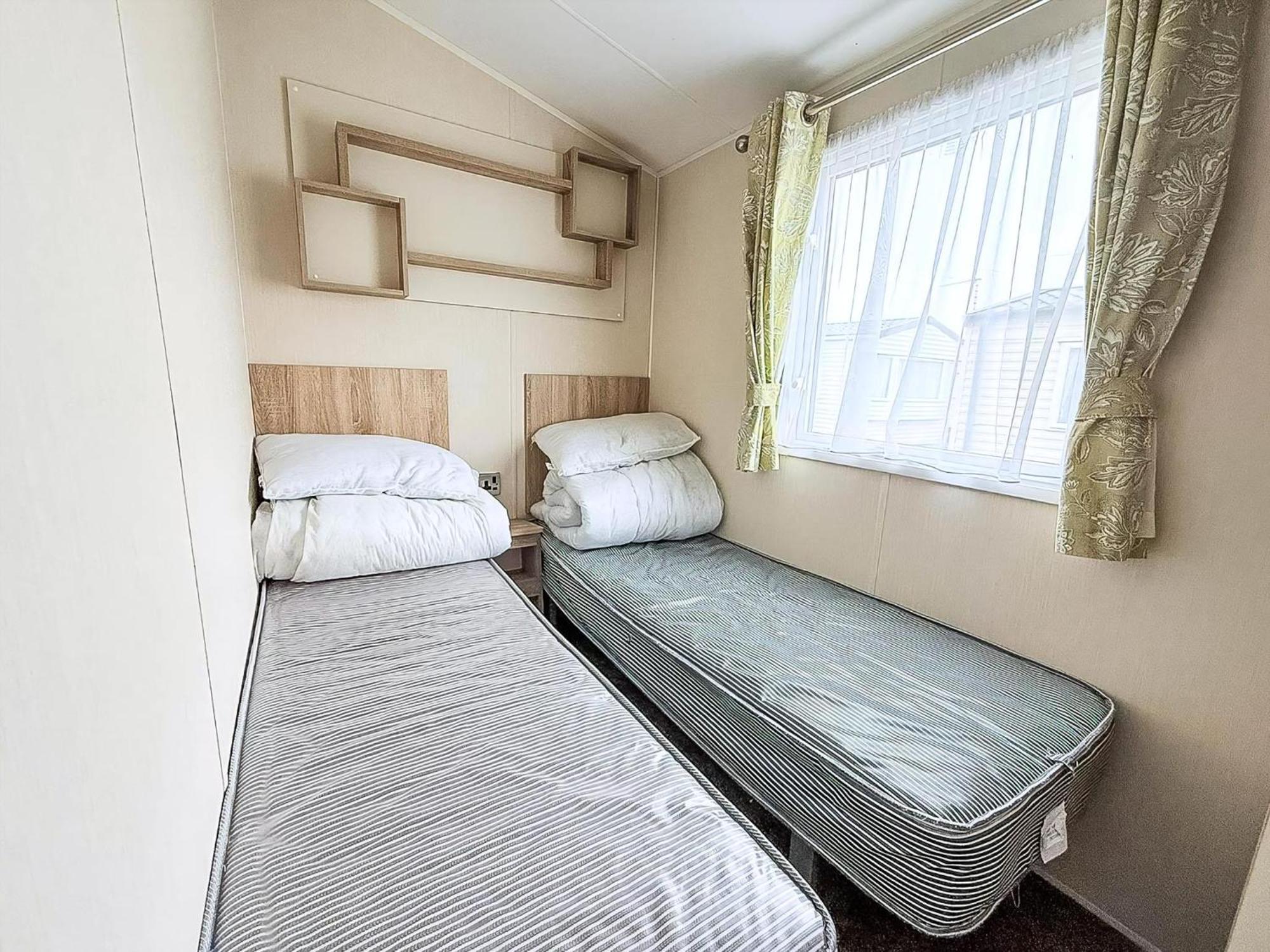 Lovely Caravan With Decking And Outside Furniture At Broadland Sands Ref 20113Bs Hopton on Sea エクステリア 写真
