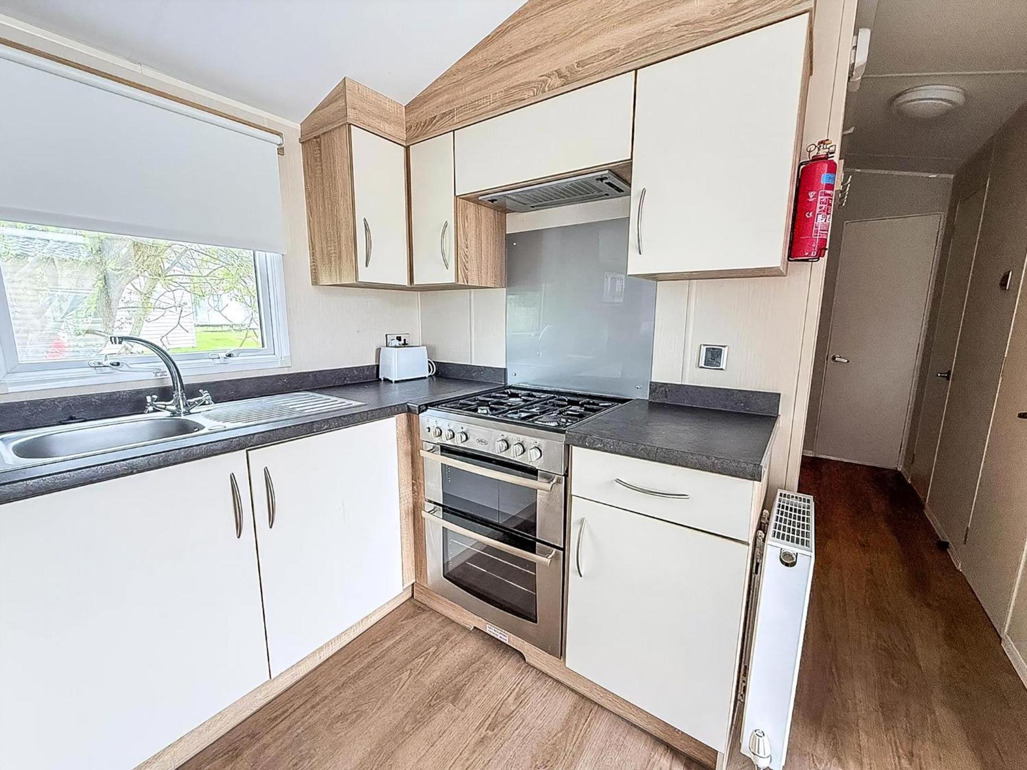 Lovely Caravan With Decking And Outside Furniture At Broadland Sands Ref 20113Bs Hopton on Sea エクステリア 写真